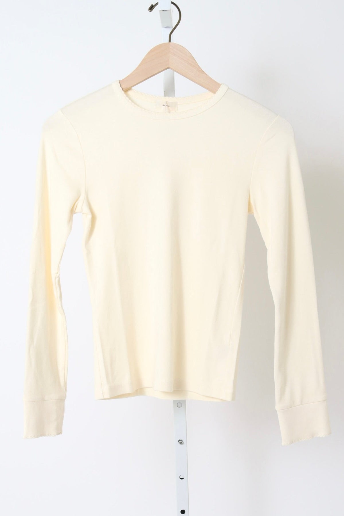 The Baby Rib Scallop Long Sleeve - Creme